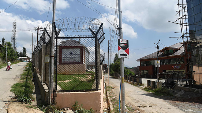 شوارع فارغة حول منطقة Software Technology Parks of India في المنطقة الصناعية Rangreth في سريناغار